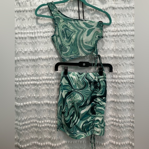 Size small. 2 piece set. Skirt and top. Green swirl design. Like new - Picture 4 of 6